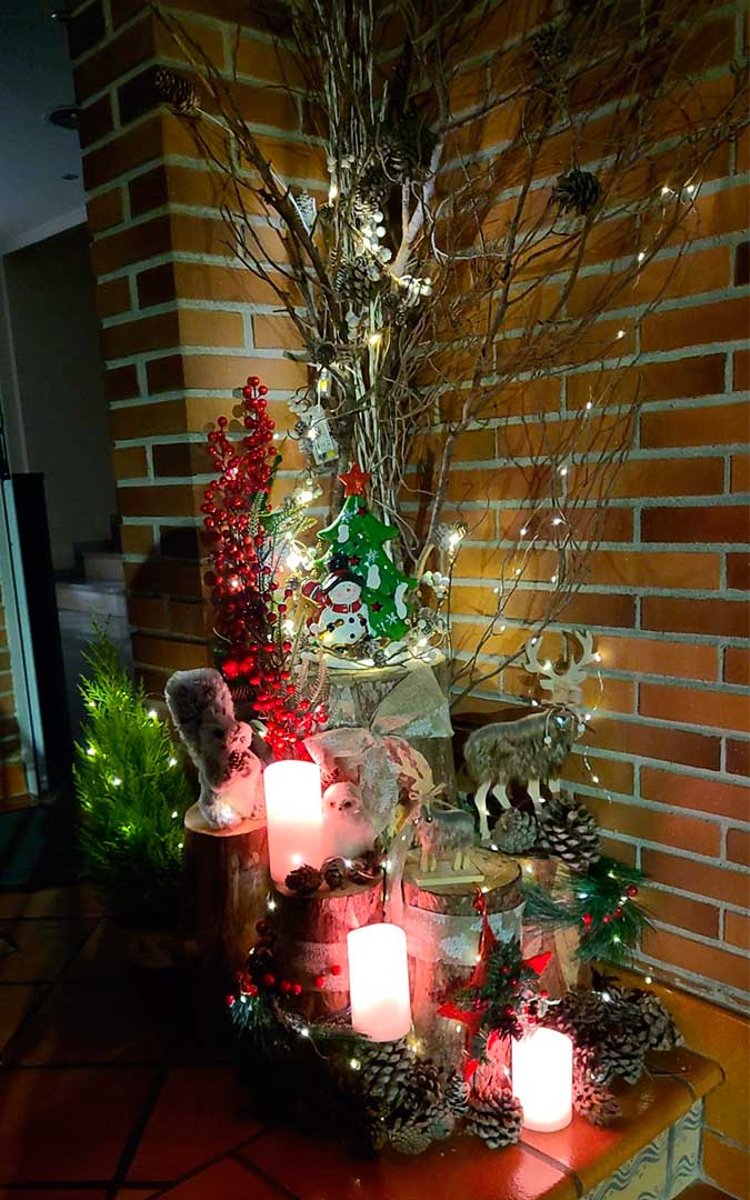 Centros navideños realizados con los troncos que se talaron en el paseo Andrade de Alcañiz tras el paso del tornado en junio./ E.G.