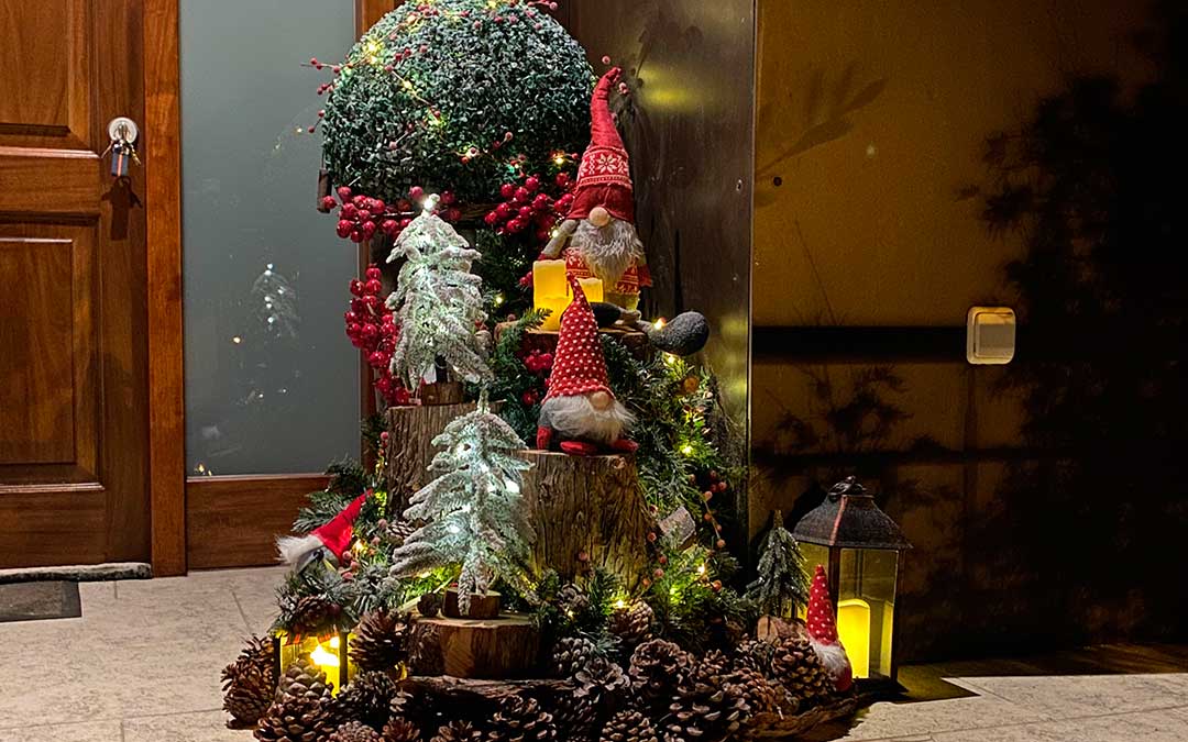 Centro navideño realizado con los troncos que se talaron en el paseo Andrade de Alcañiz tras el paso del tornado en junio./ E.G.