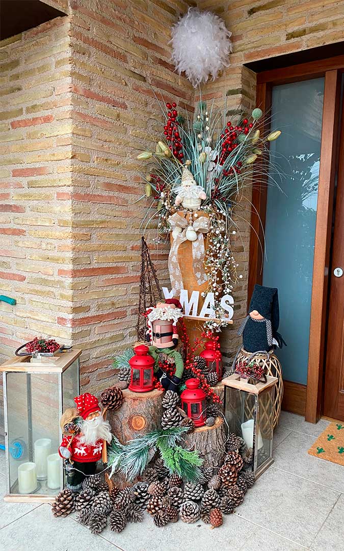 Centros navideños realizados con los troncos que se talaron en el paseo Andrade de Alcañiz tras el paso del tornado en junio./ E.G.