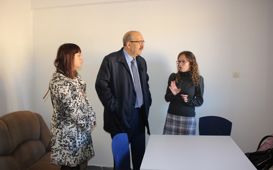 Manuel Rando en su visita al piso cedido a Asapme Bajo Aragón./ C.O.