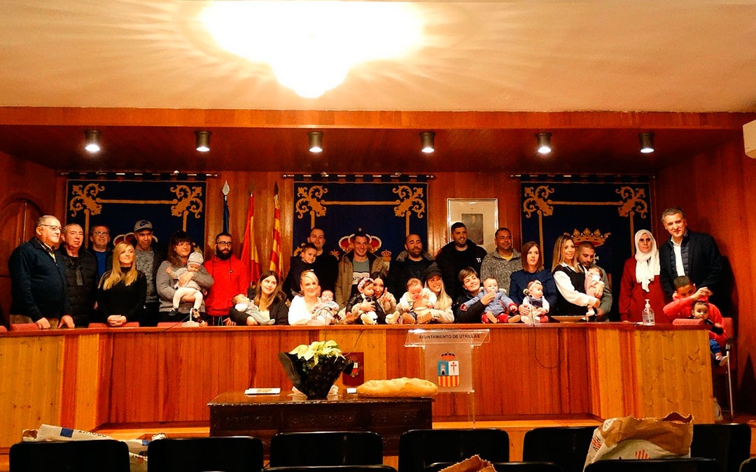 Entrega de los cheques bebé a las familias en el salón de plenos./ Ayto. de Utrillas