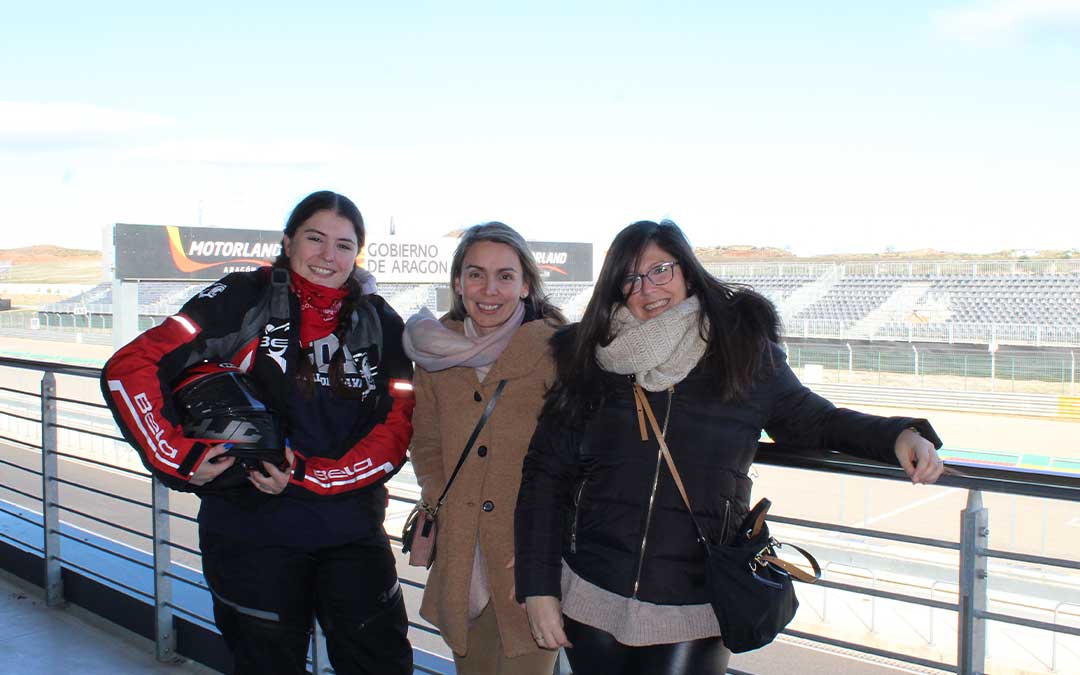Las oficiales de pista Laura Moreno, Susana Coello y Silvia Dios, junto a la recta de meta del trazado alcañizano / E.P.