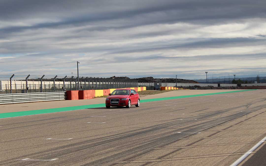 Uno de los coches rodando por la recta de meta del circuito de velocidad / E.P.
