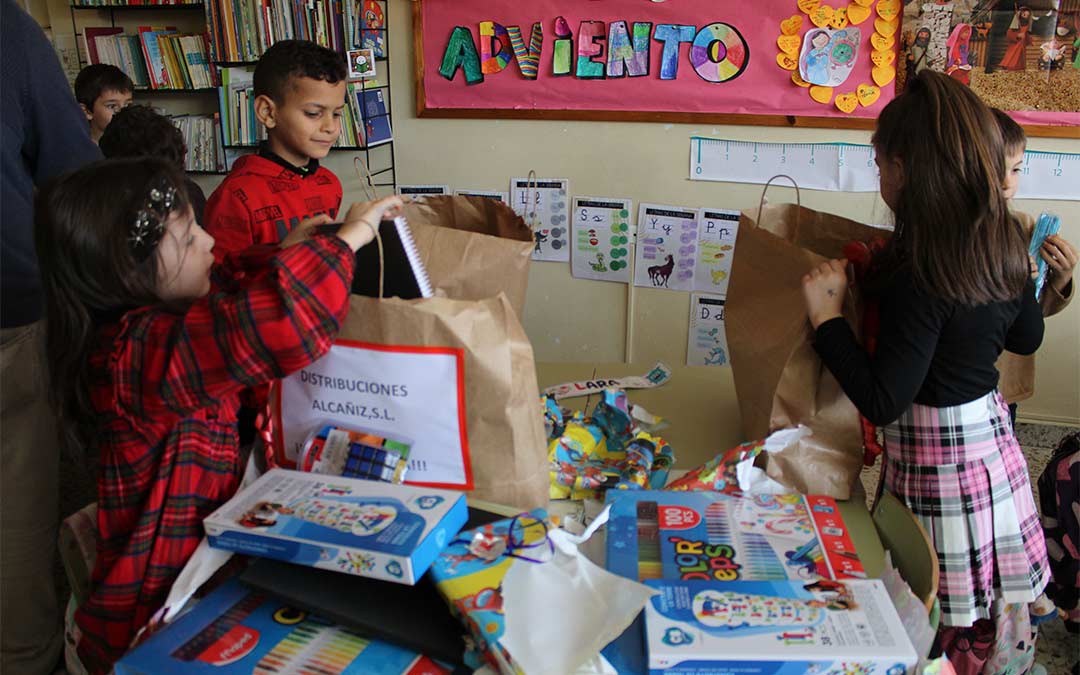 Los niños recibieron con ilusión los regalos del premio del XXI Concurso de pintura y postales de La COMARCA./ P.S.