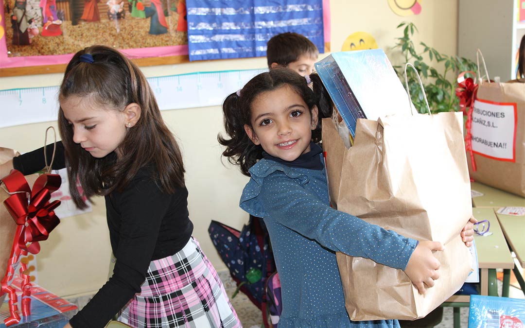 Los niños recibieron con ilusión los regalos del premio del XXI Concurso de pintura y postales de La COMARCA./ P.S.
