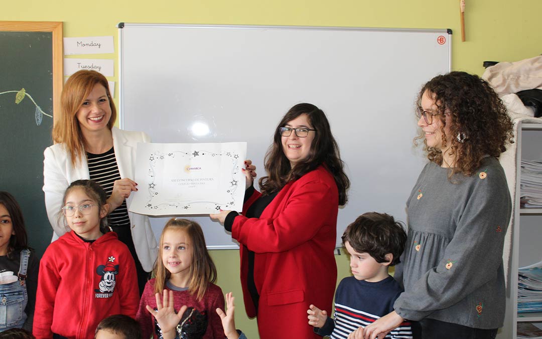 Los niños recibieron con ilusión los regalos del premio del XXI Concurso de pintura y postales de La COMARCA./ P.S.