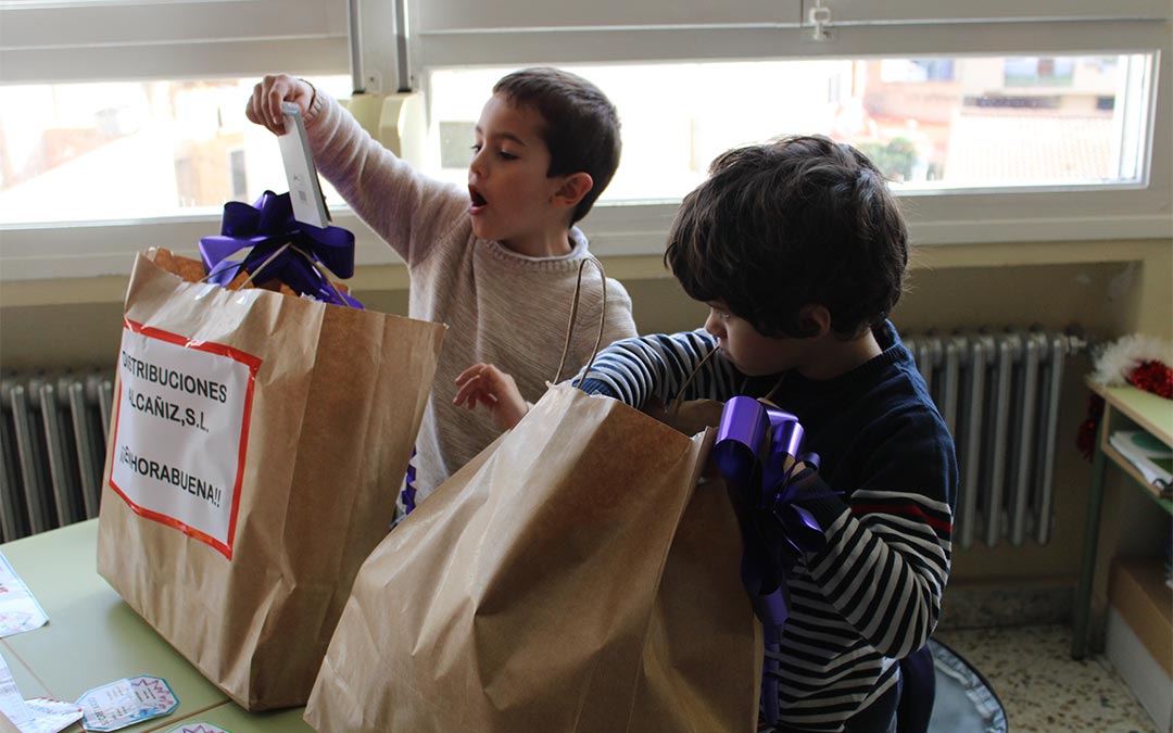 Los niños recibieron con ilusión los regalos del premio del XXI Concurso de pintura y postales de La COMARCA./ P.S.