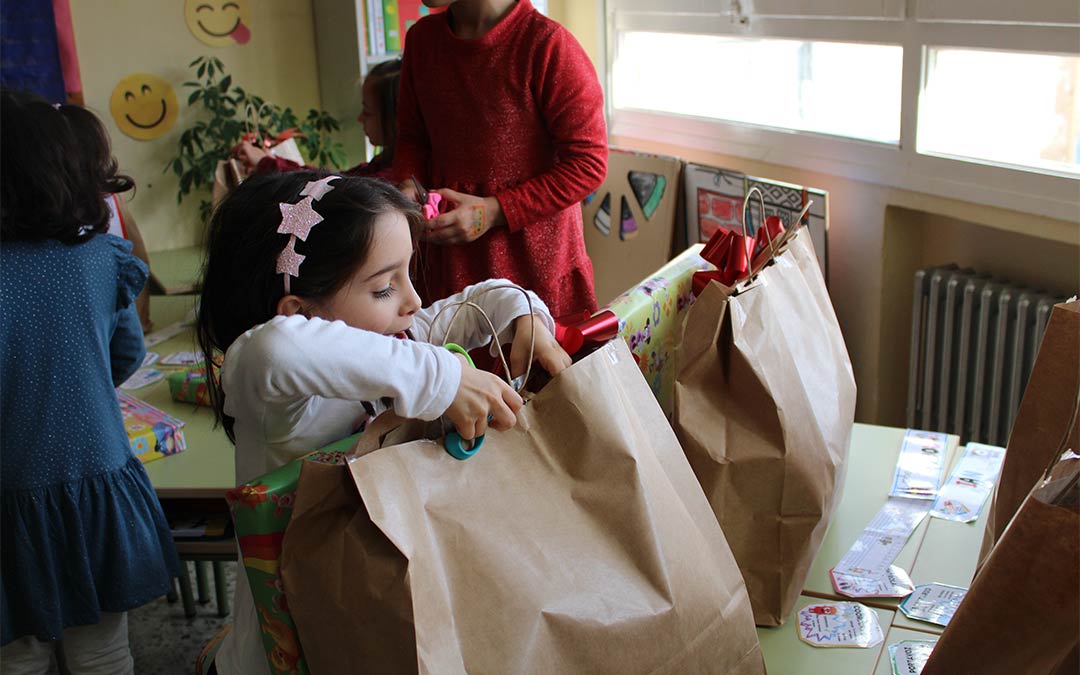 Los niños recibieron con ilusión los regalos del premio del XXI Concurso de pintura y postales de La COMARCA./ P.S.