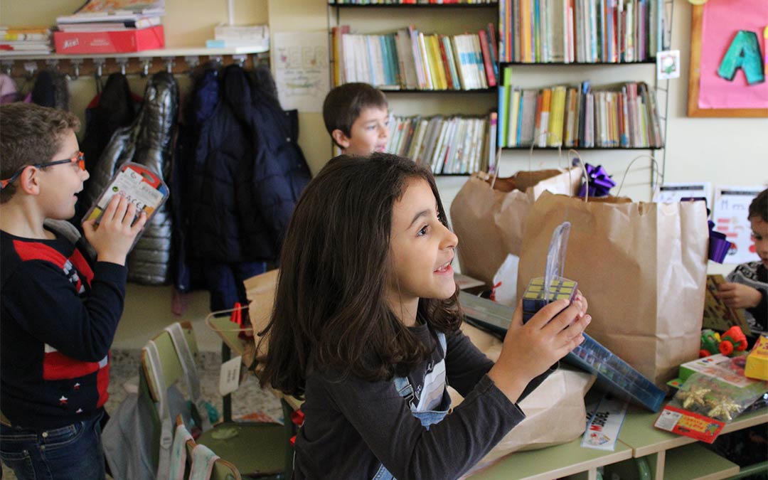 Los niños recibieron con ilusión los regalos del premio del XXI Concurso de pintura y postales de La COMARCA./ P.S.