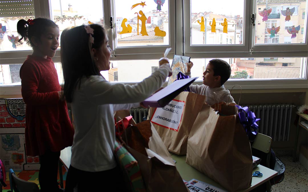 Los niños recibieron con ilusión los regalos del premio del XXI Concurso de pintura y postales de La COMARCA./ P.S.