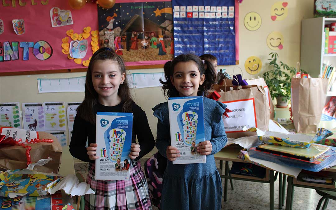 Los niños recibieron con ilusión los regalos del premio del XXI Concurso de pintura y postales de La COMARCA./ P.S.