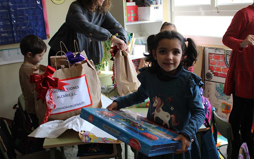 Los niños recibieron con ilusión los regalos del premio del XXI Concurso de pintura y postales de La COMARCA./ P.S.