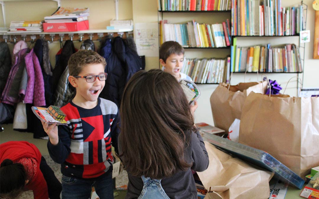 Los niños recibieron con ilusión los regalos del premio del XXI Concurso de pintura y postales de La COMARCA./ P.S.