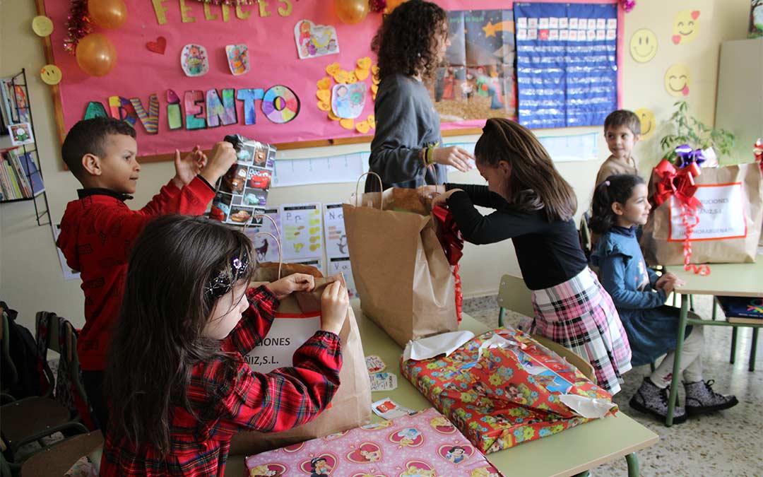 Los niños recibieron con ilusión los regalos del premio del XXI Concurso de pintura y postales de La COMARCA./ P.S.