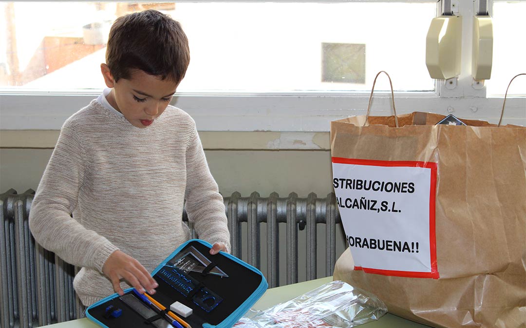 Los niños recibieron con ilusión los regalos del premio del XXI Concurso de pintura y postales de La COMARCA./ P.S.