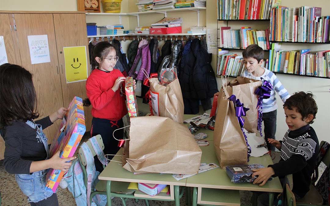 Los niños recibieron con ilusión los regalos del premio del XXI Concurso de pintura y postales de La COMARCA./ P.S.