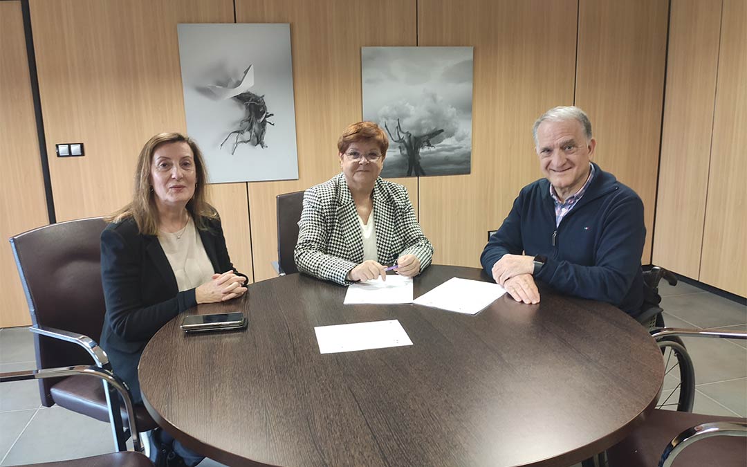 El Ayuntamiento de Caspe y ASADICC firman un convenio de colaboración para que las personas con discapacidad realicen prácticas laborales en instalaciones municipales./ Ayto. de Caspe