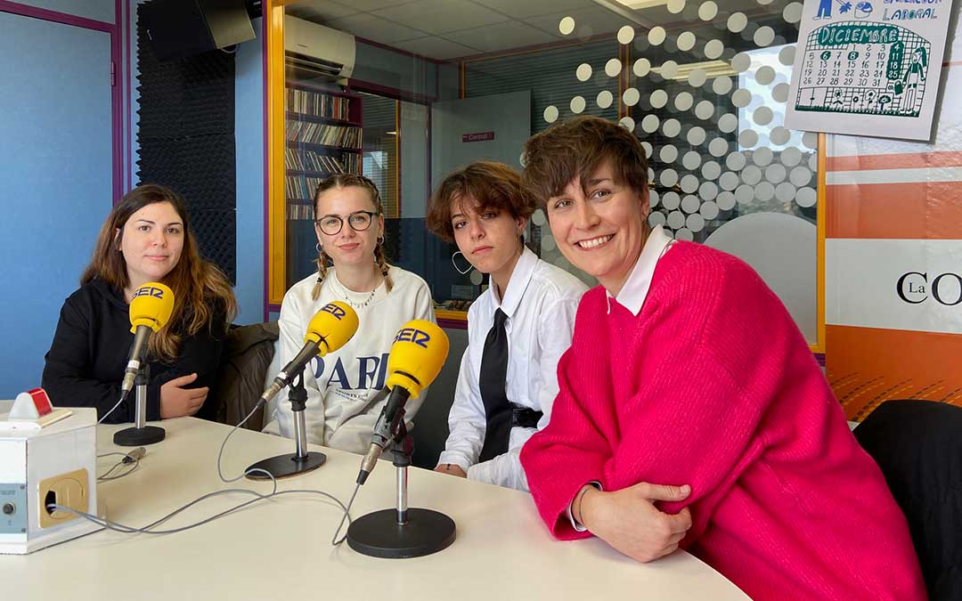 Paula Bejar, Raluca Balutoiu, Melanie Herman y Ana Rodríguez en Radio La Comarca./ A.M.