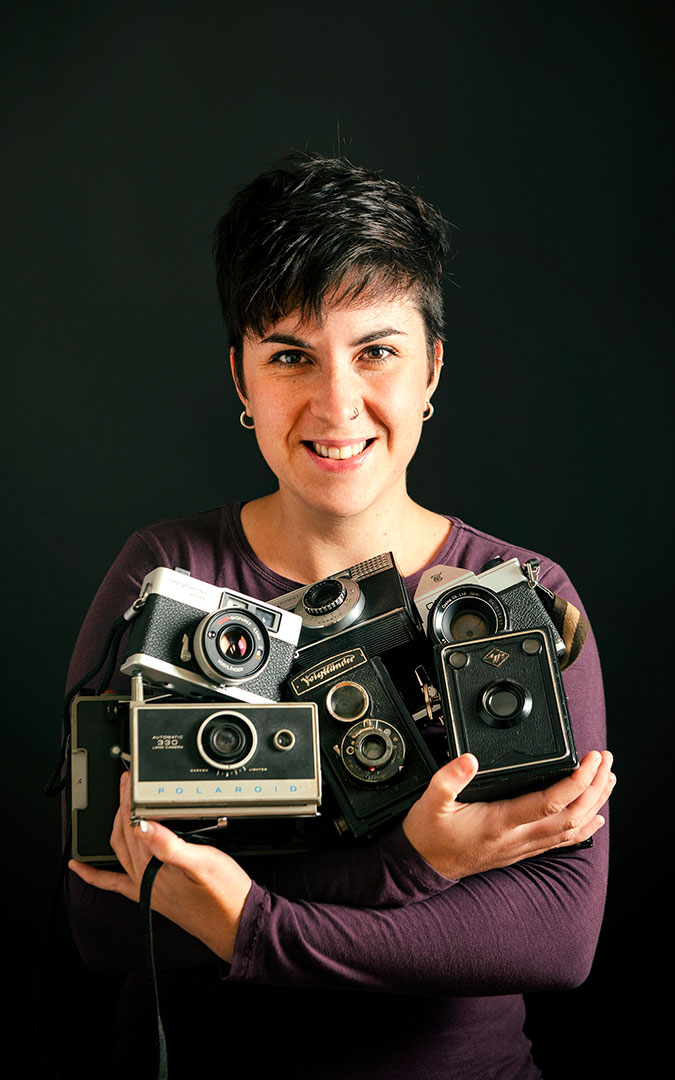 Autorretrato de Laira Gonzalo con sus cámaras antiguas, una de sus grandes aficiones. / Nebulosa Gràfica