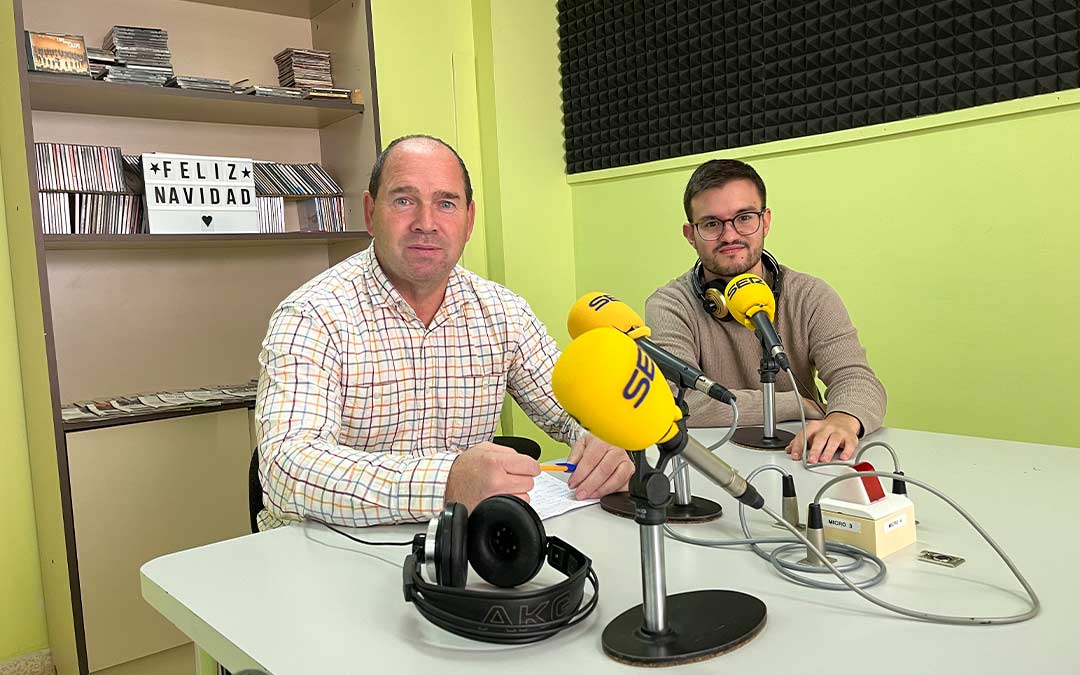 Javier Nicolás, alcalde de Chiprana, en Radio Caspe. / L.C.