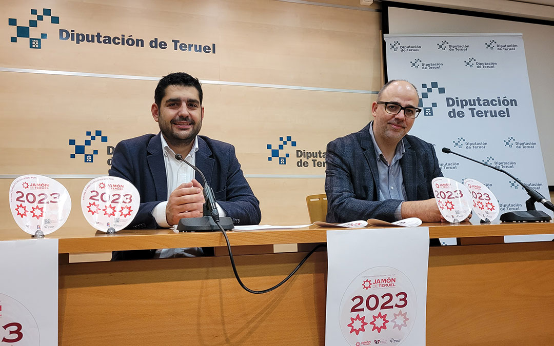 El diputado de Turismo, Diego Piñeiro, y el presidente del Consejo Regulador Jamón de Teruel, Ricardo Mosteo./ DPT