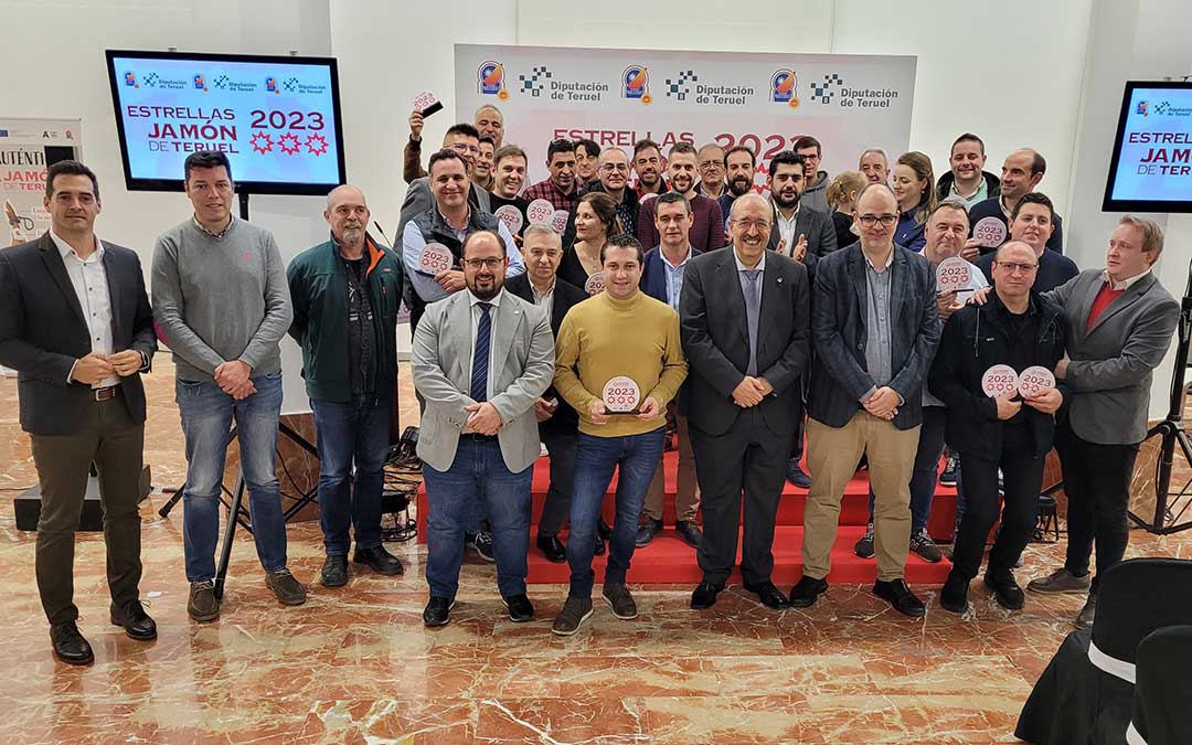 Los premiados con 2 y 3 estrellas Jamón de Teruel junto a los representantes políticos y el presidente del CRDOP Jamón de Teruel./ DPT