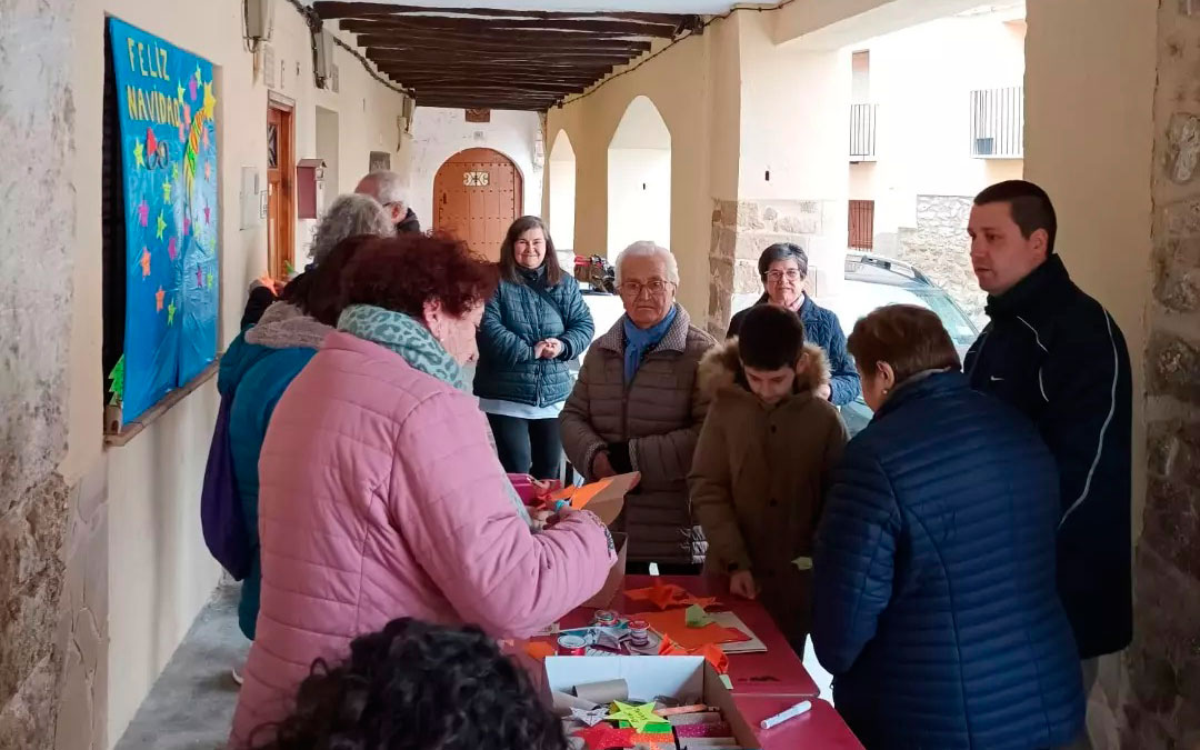 Taller de estrellas navideñas organizado por ‘Còdols por el alzhéimer’./ P.S.