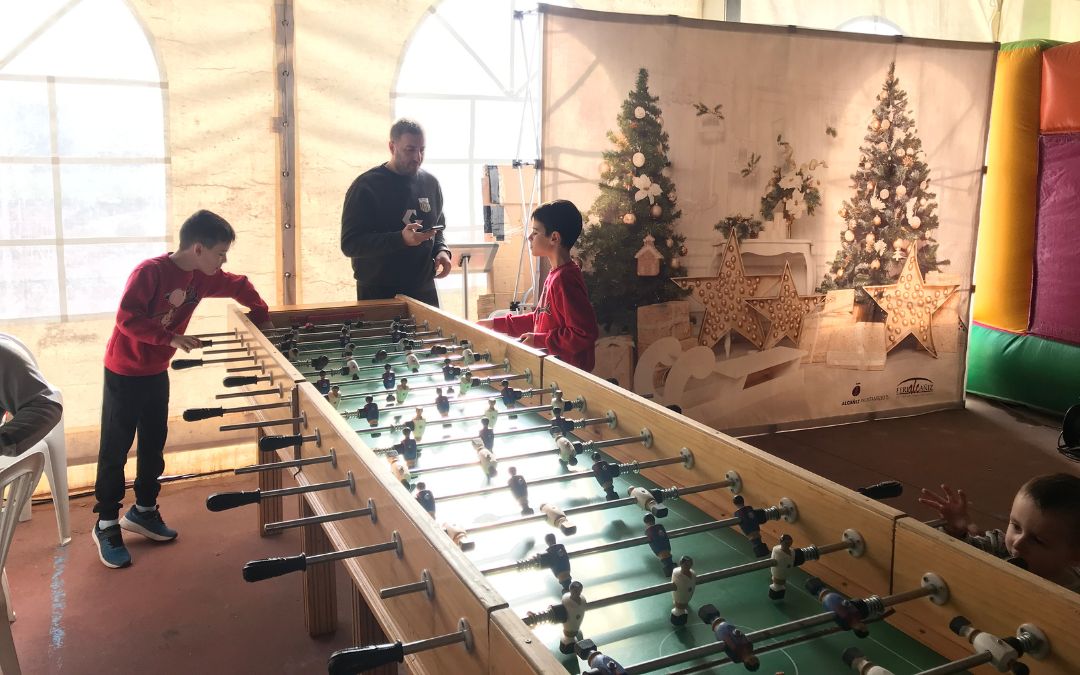 También hubo quien prefirió jugar al futbolín./ C. O.