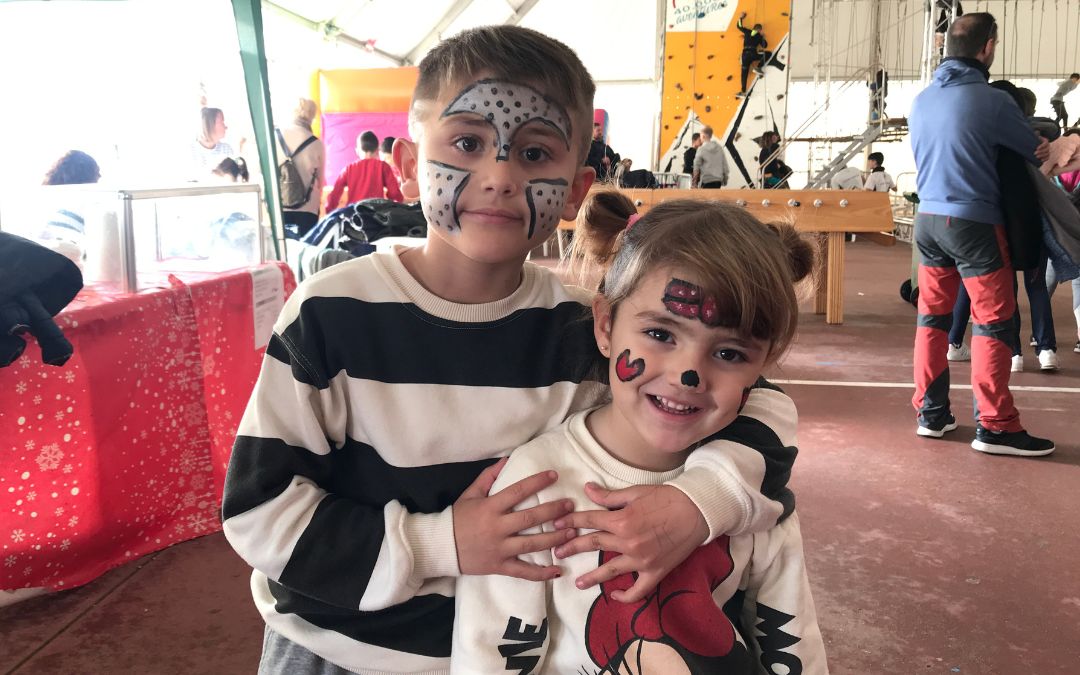 Al final de la tarde casi todos los niños llevaban su cara pintada./ C. O.