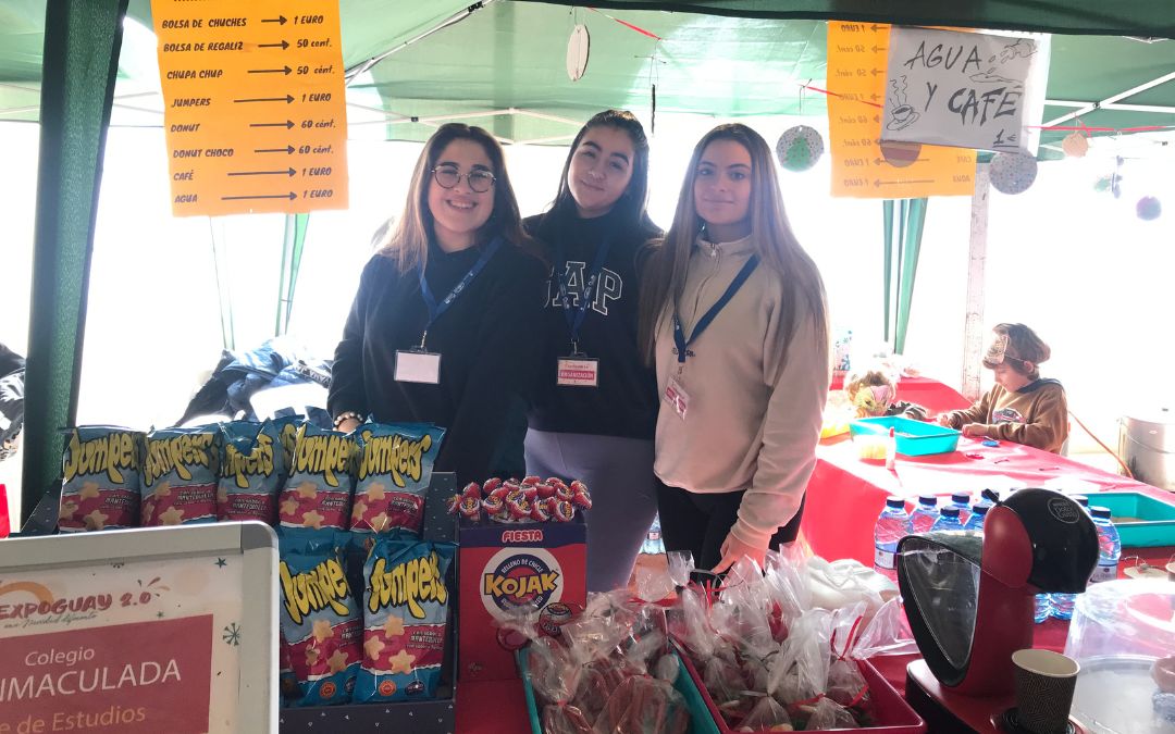 El colegio La Inmaculada de Alcañiz puso un puesto para recaudar para su viaje de fin de curso. En la imagen, algunas alumnas de 4º./ C. O.