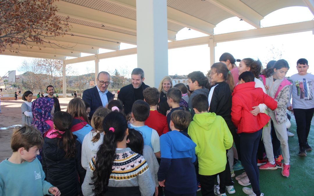 El consejero de Educación Felipe Faci junto al alcalde de Alcañiz, Ignacio Urquizu, y los alumnos del CEIP Juan Sobrarias en su visita al centro./ C. O.