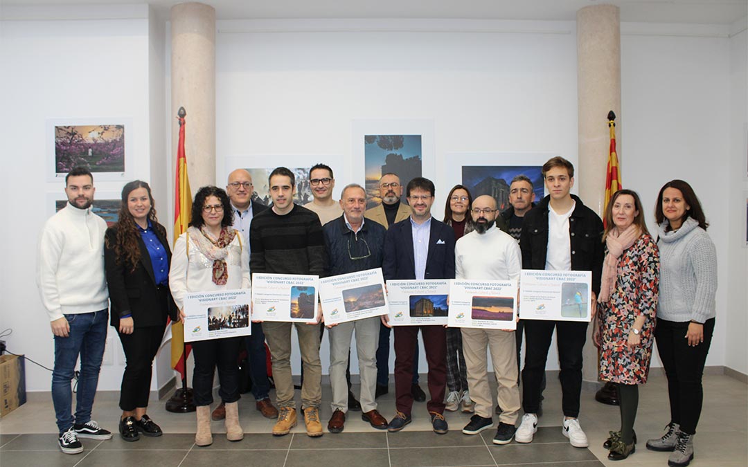 Los premiados posaron junto a los representantes comarcales./ P.S.