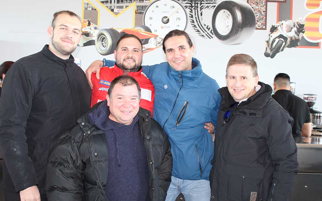 Grupo de amigos en la cafetería del circuito de Motorland Alcañiz / E.P.