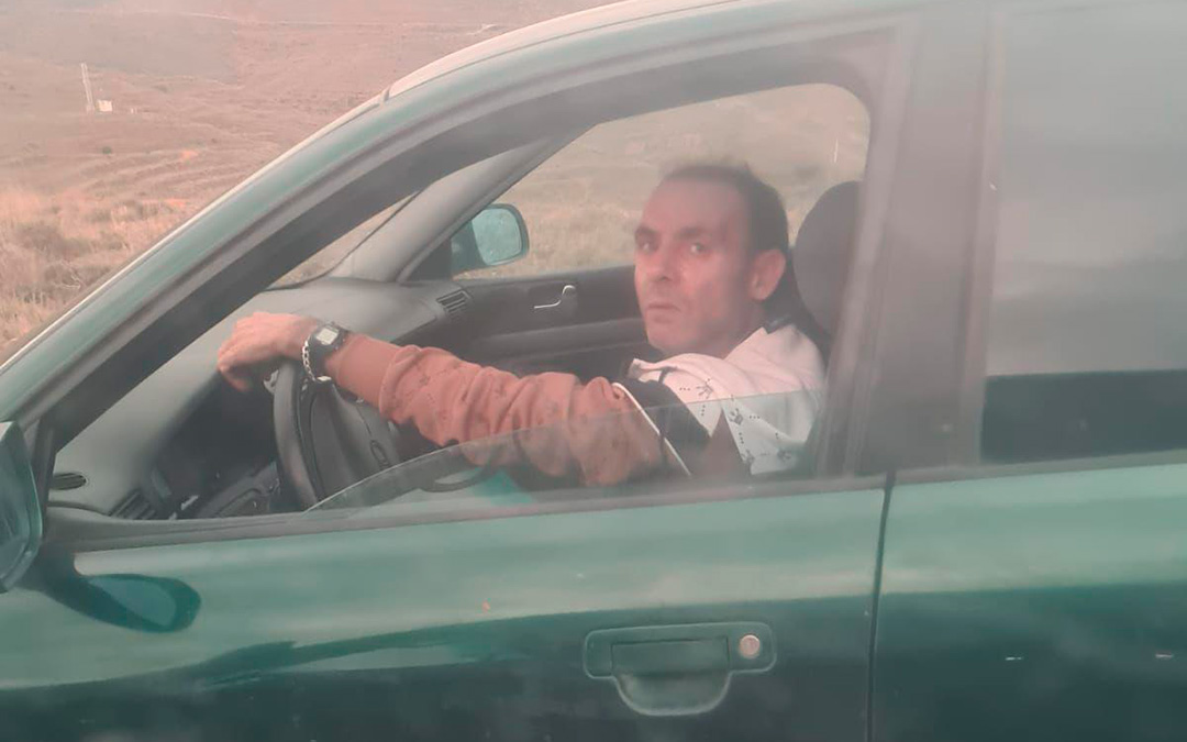 Uno de los delincuentes buscados con el Audi verde./ L.C.
