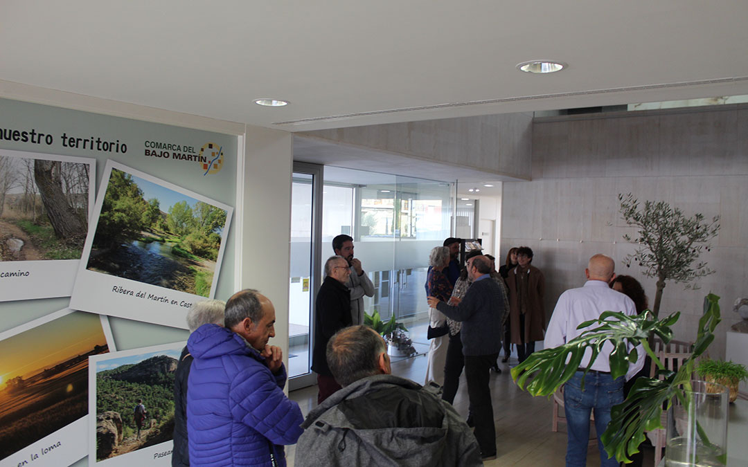 Parte del hall que mira a la calle, con las fotografías de espacios naturales. / B. Severino