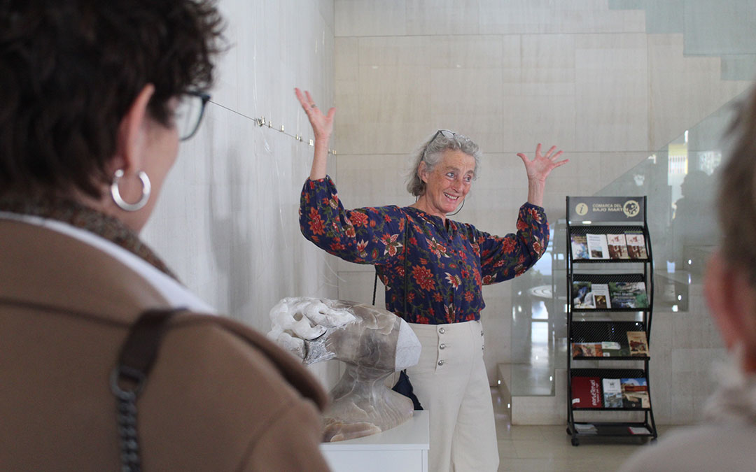 Anja Roemer explica su arte en alabastro y que se puede contemplar en las dos plantas. / B. Severino