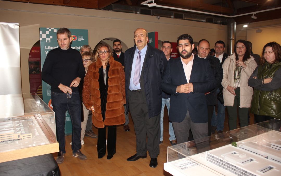 El alcalde de Alcañiz, Ignacio Urquizu; la consejera Mayte Pérez; el presidente de la DPT, Manuel Rando; y el diputado de Cultura, Diego Piñeiro, delante de la maqueta final del nuevo hospital de Alcañiz en la exposición '40 años creciendo juntos'./ C. O.
