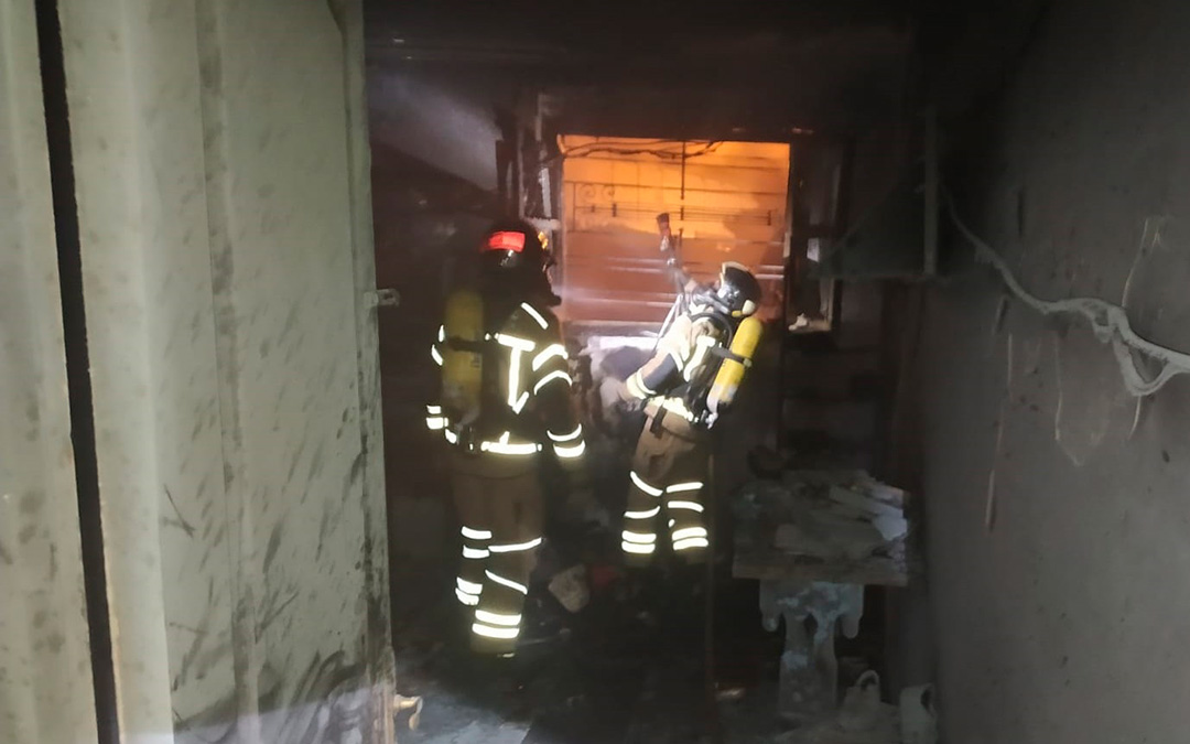 Bomberos de la DPZ extinguen un incendio en una vivienda./ DPZ