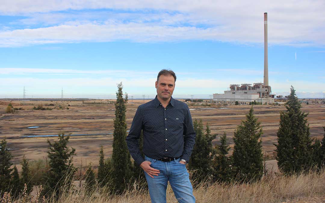 Joaquín Bielsa, este miércoles, en los terrenos de la Térmica, reflejo del pasado y el futuro de Andorra con las primeras placas a la izquierda y la torre de la Central / L. Castel