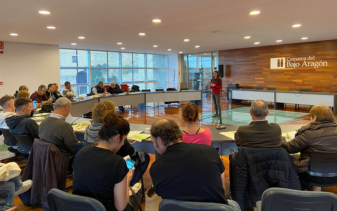 Asistentes a la jornada 'Agroecología y soberanía alimentaria, el camino hacia la sostenibilidad' en el salón de plenos de la Comarca del Bajo Aragón./ A.M.