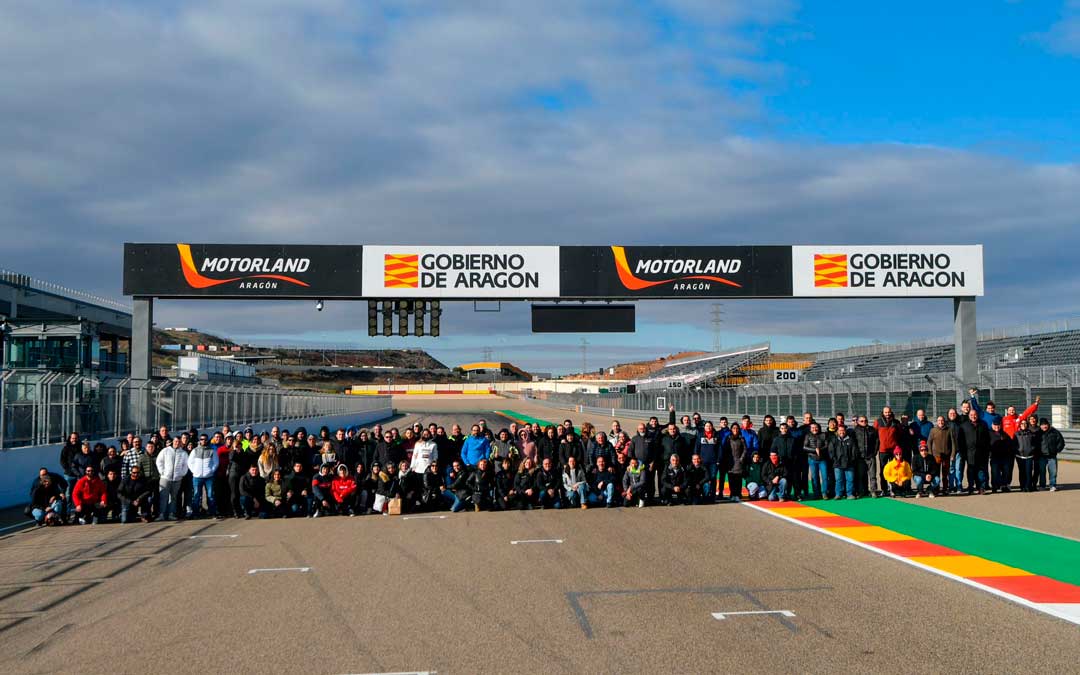 Todos los asistentes a la jornada de oficiales de Motorland este sábado en recta de meta./ José Espallargas
