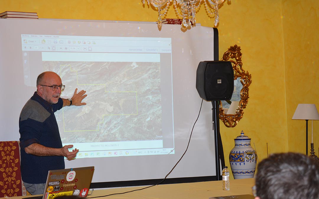 El geólogo José Luis Simón durante la mesa informativa./I.M.