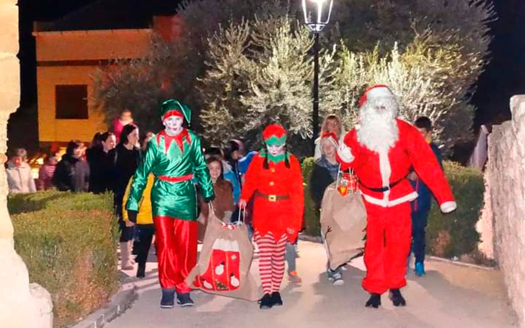 Llegada de Papá Noel a La Ginebrosa con sus elfos cargados de regalos. / Asoc. Cultural Tarayola