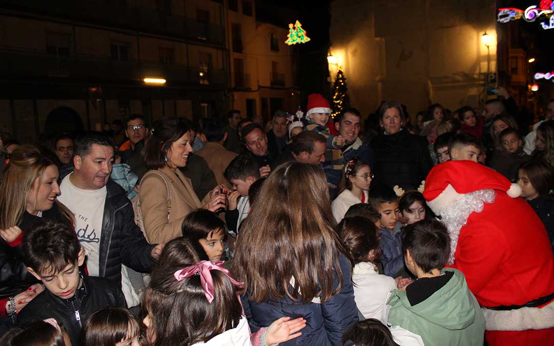 Fervor en La Puebla de Híjar por tocar a y recibir caramelos de Papá Noel. / B. Severino