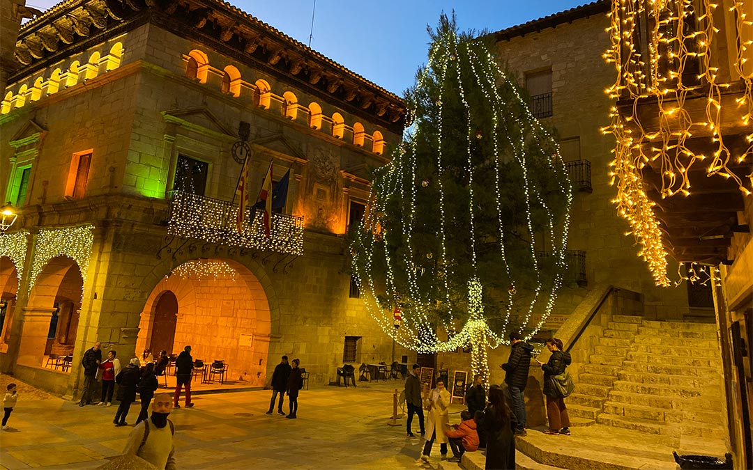 Luces de Navidad en Valderrobres./ L.C.