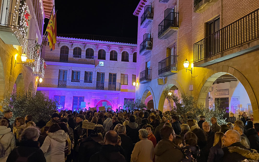 La plaza del ayuntamiento, abarrotada este jueves por la tarde a la llegada de la marcha./ María Celiméndiz