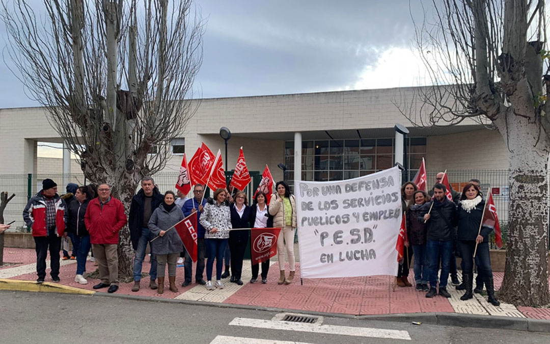 Manifestación del comité de empresa a las puertas del IES Lázaro Carreter de Utrillas./ CC.OO.