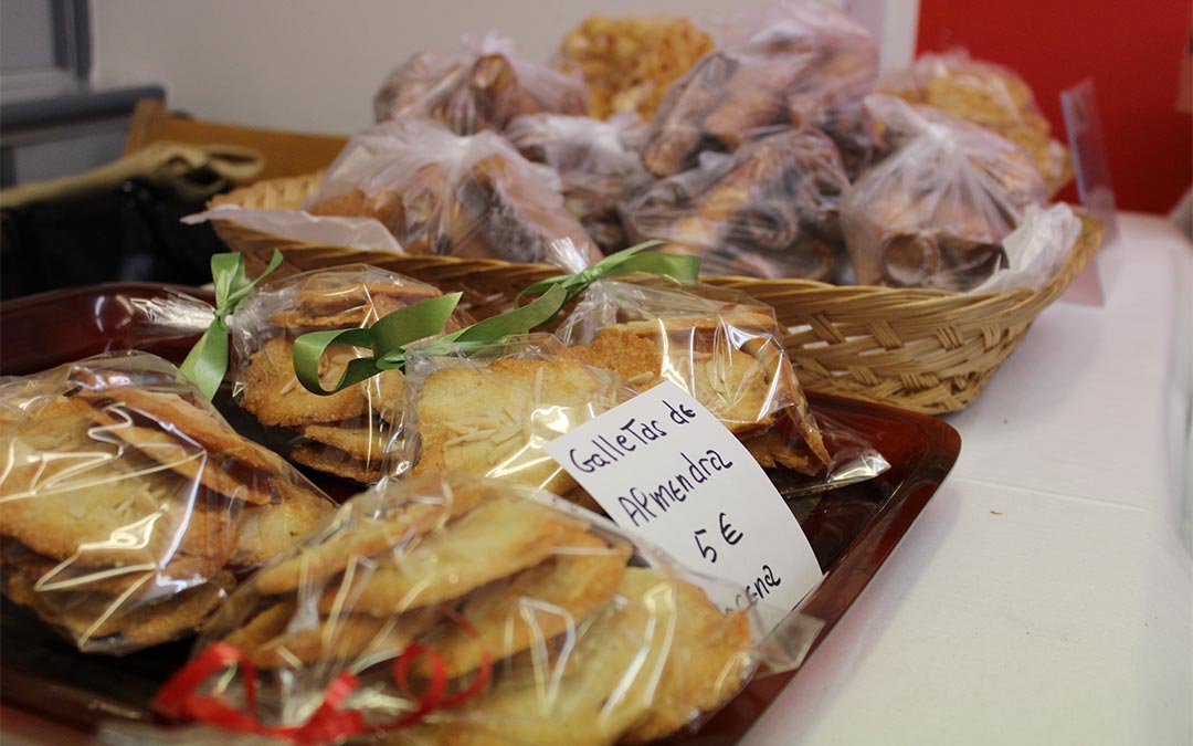 El mercadillo cuenta con distintos tipos de dulces caseros. / P.S.