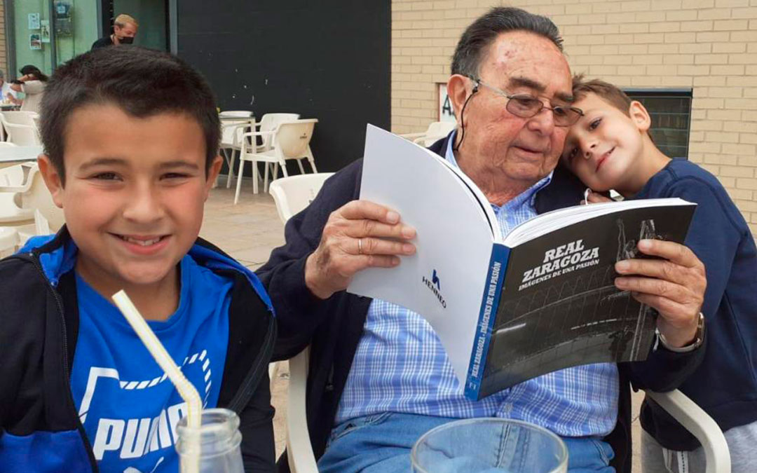Manuel Martín de Urrea con dos de sus nietos: Sergio y Juan, al que abraza./ Archivo Teresa Martín