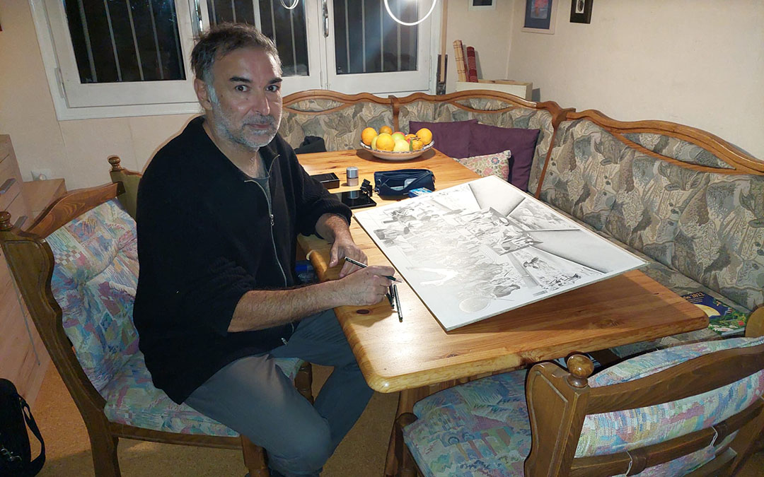El artista junto al dibujo que está ultimando con Picasso y el arte pictórico del mundo como protagonistas./ J.L.